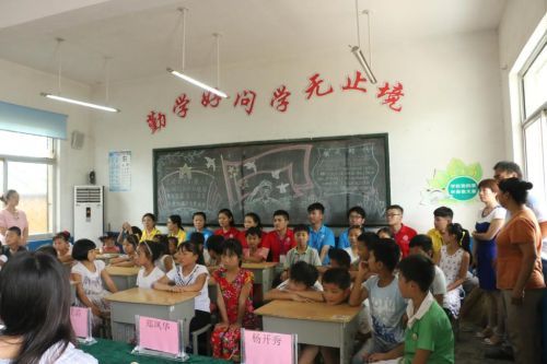 曲阜师大社会实践队爱心支教山亭区小学